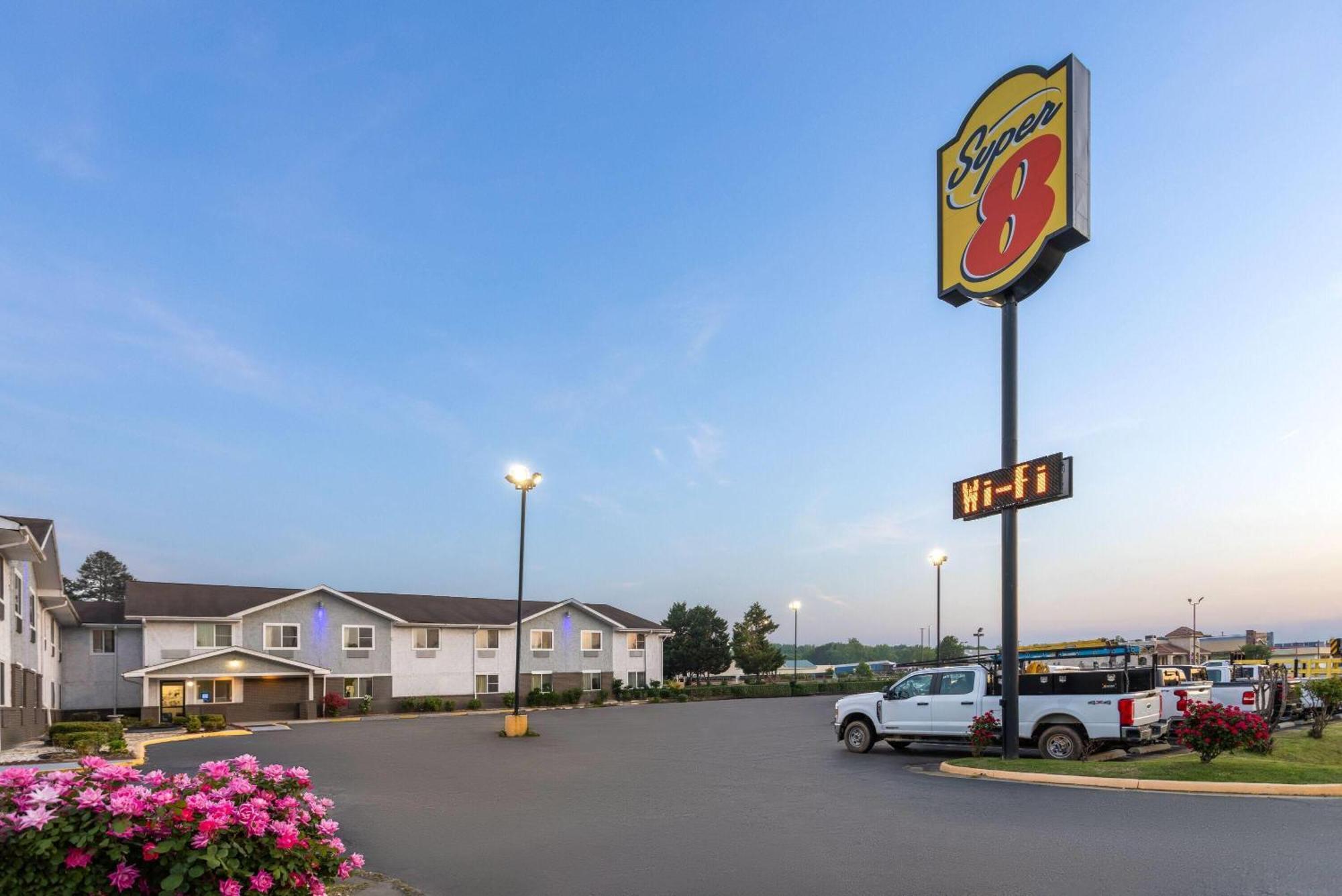 Super 8 By Wyndham South Boston Va Motel Exterior photo